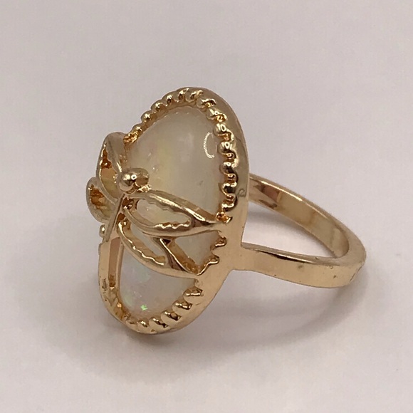 Elegant Gold Tone Ring with Dragonfly and Opalescent Oval Centerpiece Size 7 - Picture 2 of 5